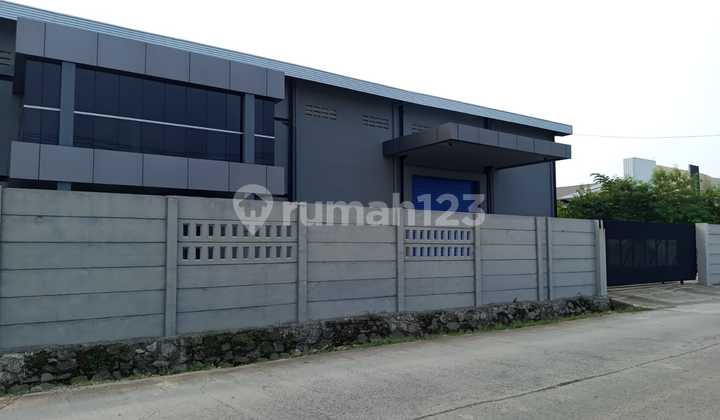 Mekar Jaya Industrial Area, Sepatan, Tangerang. Land area 2000 m², building area 1468 m². Industrial permit. 40-foot container road access. Building edge height 8.5 m, center height 12 m. 2-story office with lobby access. Electricity 11000 Kva. Price 15 M negotiable.