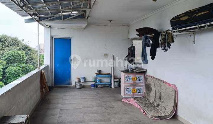 Warehouse for Rent in Peternakan Kapuk, West Jakarta. Good quality warehouse with a land area of 436 m², building area approximately 600 m². Includes office space and container mess (40 feet). High ceiling, building under 5 years old. Price 600 million/year, minimum 2-year lease.