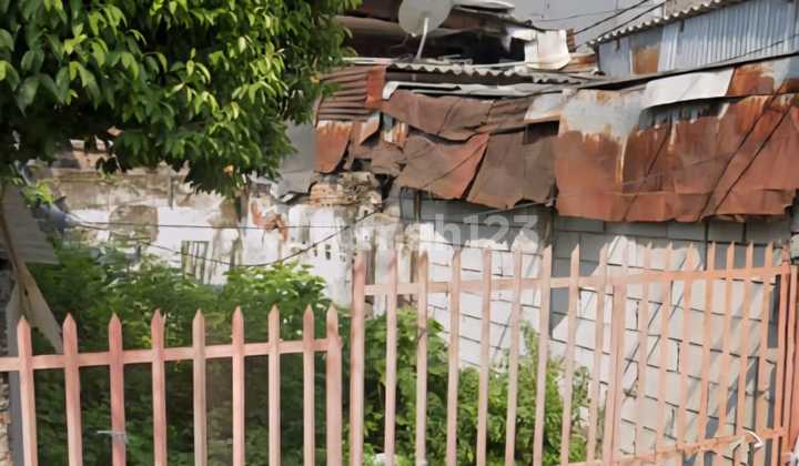 Dijual Tanah Bentuk L  JL Pengukiran Jakarta barat Jakarta kota. Tanah Besar di  belakang.   Cocok untuk Kost ,  Segala usaha , Dagang,  dll  LT 157 M² ( 3 X 47 M² ) Lokasi Strategis dan Ramai. Surat SHM  Harga 2.5 M nego sampai deal