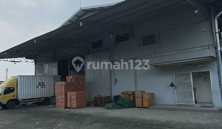 Disewakan Gudang Karawaci ,Tangerang Kota Ada Gerbang Sendiri LT : 2.000M2 LB : 1.321M2 Listrik : 13.000W Luas Parkir Luas : 13 X 30 M2 ( 390 M2 ) - Office 2 LT - Lokasi Dalam Kawasan ( Min 2 Thn ) Ready Oktober 2025 Harga : 1 M Nego / Tahun