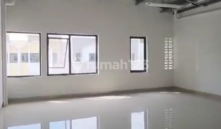 Gudang Taman Tekno Bsd- Masih Baru Ga Pernah Pake- PPJB (Pecah Sertifikat Setelah Pelunasan) Luas Tanah : 120 M² (6 X20 M) Luas Bangunan : 110 M² Listrik 6600 W Hadap Barat Air Pam Toilet di Lantai 1 Ada Mezanine untuk Kantor Harga : Rp 3,4 M - Nepis