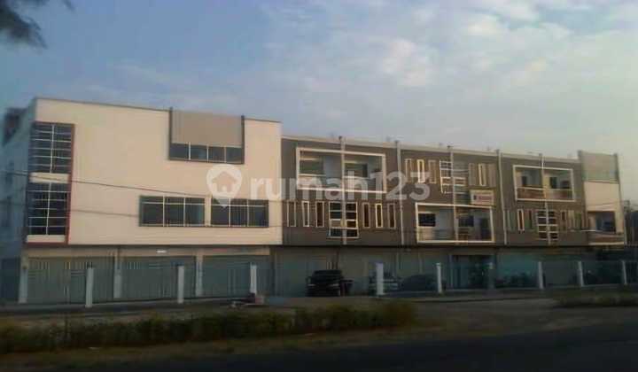 For Sale Strategic Shop House Jl Soekarno Hatta Rangkas Bitung Banten 3-Storey Shop House, 10 Units (4 X 16 m²)/ Shop House Land Area 4000 m² Building Area 1920 m² Includes 400 m² Warehouse Includes 33-Room Inn Behind Shop House Certificate SHM Price 20 M Negotiable 2
