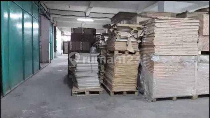 Warehouse for Sale in Pantai Indah Dadap Kosambi, Tangerang, Flood-Free. Land Area: 1,739 m². Building Area: 2,168 m². Warehouse + Office with Freehold Title. Price: Rp 13.9 Billion - Negotiable.