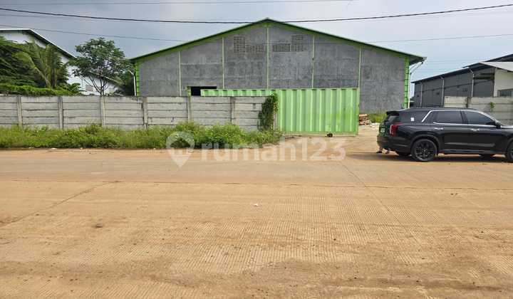 For Rent: New Factory/Warehouse  
*Located in Bayur Industrial Area - Tangerang City.*  
- Land Area: 4,200 sqm  
- Building Area: 1,950 sqm  

- Electricity: Lighting  
- Price: 60,000 / sqm