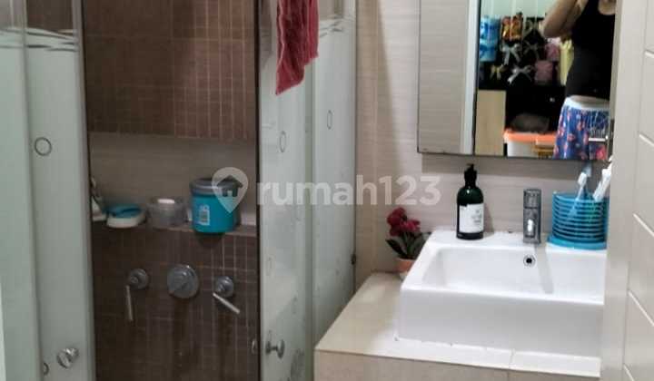 Dijual Rumah di Duta Garden  Cluster Westwoos  SHM LT. 8m2  x 17m2  (136 m2 ) LB 200 m2 KT. 4+1    KM. 3+1 Listrik 4400  Air pam 2.5 Lantai Hrg 3.250 M   nego