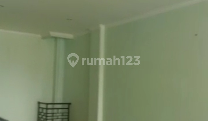 For Rent: Shop House on Raya Kemanggisan, West Jakarta. Strategic Location. Land Area 72 m² (5.5 x 13 m²). Building Area 286 m². 4 Bathrooms, Bath per Floor. 4 Floors. West Facing. Electricity 11,000 Watt. Rental Price 235 Million Per Year. 2