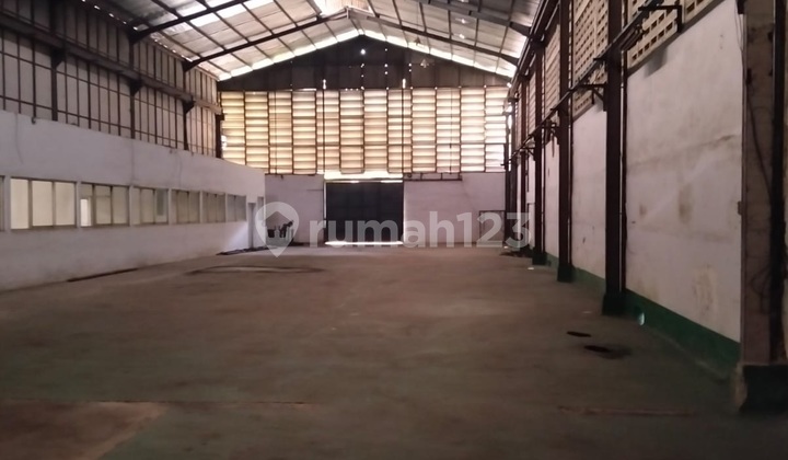 For Rent: Warehouse on Halim Perdana Kusuma Street, Tangerang, Batuceper. Building Area: 2,100 M2. Electricity: According to Tenant's Needs. Flood-Free. Strategic Location with Main Road Access, Can Accommodate 40-Foot Containers. Price: 50,000/m2 (Including 11% VAT). Minimum Lease 2 Years. Total Rental Price: 1.25 Billion.
