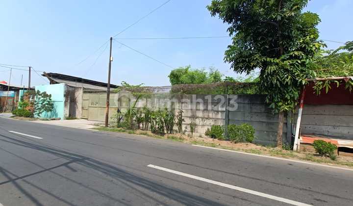 Dijual Tanah di Jl Tanjung Pura Pegadungan Kalideres Jakarta Barat LT 1100 M2 LB 400 M2 bisa Akses Kontainer 40 Feet Letak Strategis Pinggir Jalan , Akses Masuk Gudang Mudah. Sertifikat SHM ( On Hand ) Tidak Dijaminkan di Bank Harga 12,5 Jt / Meter Nego