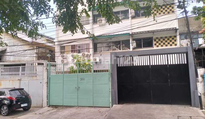 For Sale: Strategic Shop House by the Main Road, Flagpole Area, West Jakarta.  
3 Floors - Suitable for Business, Office, Commercial, etc.  
Land Area: 4 x 30 m² (120 m²)  
Building Area: 300 m²  
Newly Extended SHGB (Building Ownership Certificate)  
3 Bedrooms, 3 Bathrooms, Southwest Facing  
Price: 4.5 M (Negotiable) 1