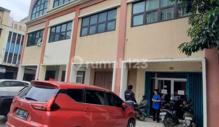 Rare Commercial Asset in the Daan Mogot Baru Area. 4-Story Business Building Resulting from the Merger of 8 Attached Shophouses. Land Area: Approximately 560 m². Building Area: 2,400 m². Number of Units: 8 Attached Shophouses (Size: 4.5 x 15 m each). Building: 4 Floors. Price: IDR 39.5 Billion Negotiable. 2