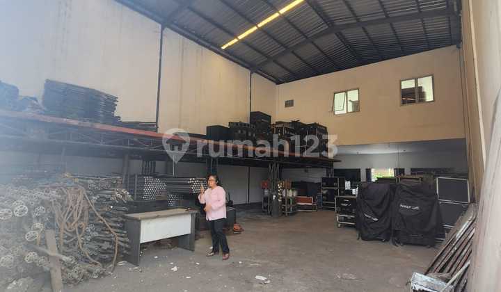 For Sale & For Rent Warehouse in Integrated Business Center Warehouse Area, Tangerang Front View of Shop House (West) Warehouse Door at the Back (East) Land Area 428 M² Building Area 330 M² 2 Floors Electricity Token 4,400 W PAM Water HGB until 2037 Sell 7.5 B Negotiable Rent 350 M / Year Negotiable For Sale & For Rent Warehouse in Integrated Business Center Warehouse Area, Tangerang Front View of Shop House (West) Warehouse Door at the Back (East) Land Area 428 M² Building Area 330 M² 2 Floors Electricity Token 4,400 W PAM Water HGB until 2037 Sell 7.5 B Negotiable Rent 350 M / Year Negotiable