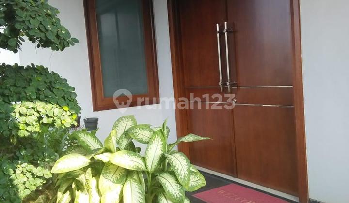 Rumah Duta garden Semi furnish Posisi di Hoek Lt : 412 m² (17x ±25 M) Lb : 523 m² (sesuai PBB) SHM  KT : 5+1 KM : 5+1  1 Kamar security + kamar mandi Hadap Selatan Listrik 13.000 w  Harga : Rp 10,5 M - nego 2