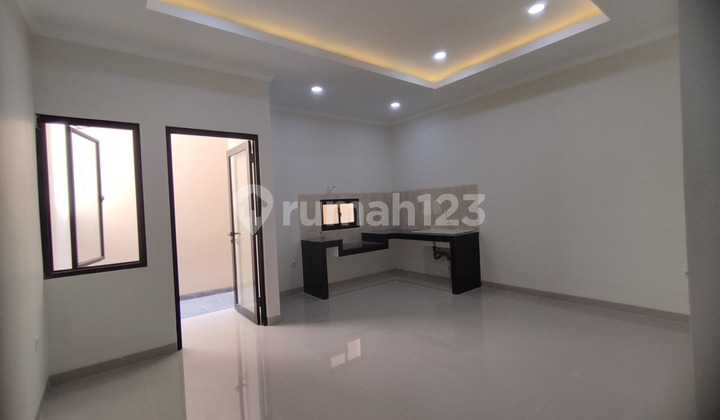 Di Jual Rumah Baru 3 Lantai, di, Meruya Ilir , Meruya Utara, - Jakarta Barat Luas Tanah 100 M2 Luas Bangunan 200M2 Kt 6 Km 5 Dimensi 5 X 20M2 Listrik 4400 Sertifikat SHM Hadap Utara Sumber Air Pam Akses Masuk 2 Mobil Dinding Double Harga 2,35 M Nego 2