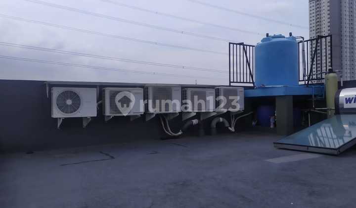 Rumah Metro Permata 1 Karang Tengah Cileduk Tanggerang Lt : 72 M² (6X12 M) Bangunan 3½ Lantai SHM Kt : 5+1 Km : 4+1 Hadap Selatan Listrik : 4400 W Semi Furnish (Yg Nempel² Ditinggal + Waterheater + Ac) Siap Huni Harga : Rp 2,7 M Nego 2