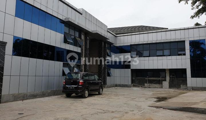 Warehouse for Sale on Jl. Kamal Raya, Tegal Alur Village. Land area: approximately 3200m² (Certificate/NJOP PBB 2859m²). Building area: approximately 1500m². Front width: approximately 40m. Certificate: SHM. Number of certificates: 5 SHM. Electricity: 33,000 watts. Price: 32M.