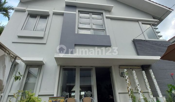 For Sale: House in Menteng Area. Located on Jl Lombok, Menteng, Central Jakarta. Land area approximately 800 m² (20×40 m). There are 4 buildings, each house is 120 m² (upper/lower floors). 12 bedrooms and 12 bathrooms. Electricity 3500 VA. Certificate: SHM (Freehold Title). Facing East. Price 125 Billion (Negotiable).
