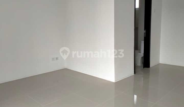 Dijual cepat Rumah 2.5 lantai di Citra Garden 8, Kalideres, Jakarta barat. LT 8x12.5 (100m2)/LB 133m2 KT 2+1. KM 2+1 Listrik 3500w. Air PAM Surat PPJB Note: rumah baru belum pernah dihuni Harga 3.75m nego  2