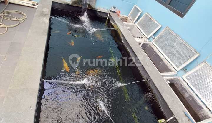 Rumah Metro Permata 1 Posisi Di Boulevard1 Lantai (bisa Naik 2 Lantai) Lt : 480 M² (15x32 M) Bangunan : ± 350 M² Shm Kt : 3km : 5 Semi Furnish Ada Kolam Ikan Kolam Renang Dijual : Rp 7,2 M - Nego