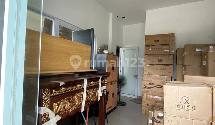 Dijual Cepat Gudang siap pakai Lokasi  Citra Garden 8 Jakarta barat LT : 136 m2 ( 8x 17 m2) LB : 135 m2 ( 2 lantai ) HGB Listrik 4400 watt Kantor 2 lantai 2 kamar mandi Hadap Selatan Air Pam Harga : Rp 4.5 -nego