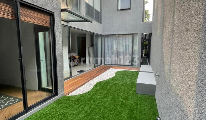 Dijual Rumah Estetik di Cluster Ozone Residence Veteran Jaksel Jalan Depan Rumah 3 Mobil LT : 234 M² (10X23,4 M) LB : 260 M² Shm-Imb Lengkap. Jumlah Lantai: 2 lt Listrik : 7700V Air : Tanah 30M Kt : 5 + 1 Km : 4 + 1 2 Living Room , Harga 7,9 M Nego 2