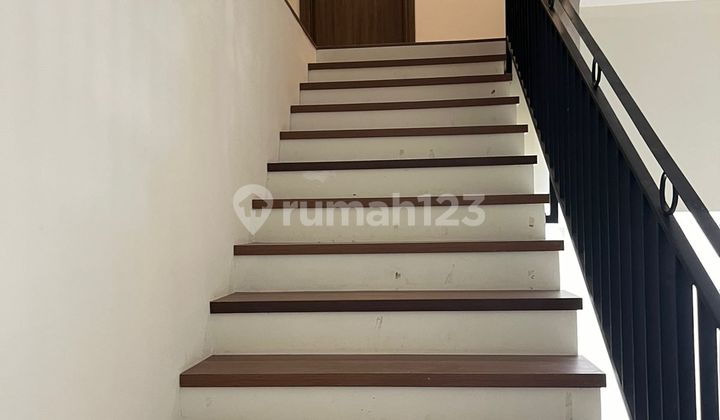 For quick sale: New corner house, 3 floors in Citra 2, Kalideres, West Jakarta. Land size 14x15 (213m2)/Building area approx. 400m2. 4+1 bedrooms, 4 bathrooms. 3500w electricity. WTP water supply. Faces southeast and northeast. SHM certificate. Price 6m negotiable.