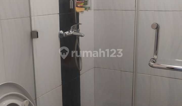 Rumah Metro Permata 1 Karang Tengah Cileduk Tanggerang Lt : 72 M² (6X12 M) Bangunan 3½ Lantai SHM Kt : 5+1 Km : 4+1 Hadap Selatan Listrik : 4400 W Semi Furnish (Yg Nempel² Ditinggal + Waterheater + Ac) Siap Huni Harga : Rp 2,7 M Nego