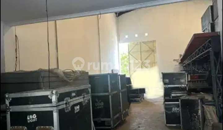 For Sale Warehouse Location within the Integrated Central Business Area of Daan Mogot, West Jakarta 428M² Land Area 330 M² Front View Shop House (Facing West) Rear View Warehouse Door (Facing East). SHGB Access for 40" Container Wide Roads within the Area Price 7.5 M Negotiable For Sale Warehouse Location within the Integrated Central Business Area of Daan Mogot, West Jakarta 428M² Land Area 330 M² Front View Shop House (Facing West) Rear View Warehouse Door (Facing East). SHGB Access for 40" Container Wide Roads within the Area Price 7.5 M Negotiable