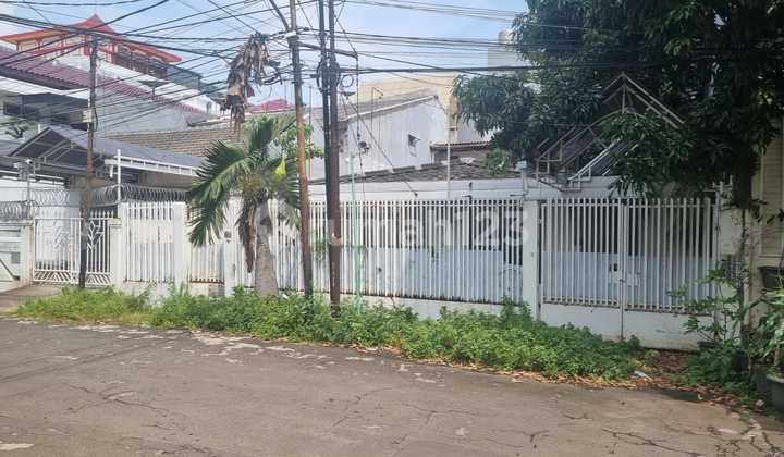 Dijual Murah Rumah Tua Hitung Tanah di Pluit Sakti Jakarta Utara Luas Tanah 325 M² ( 13 X 25 M² ) Luas Bangunan 250 M² Sertifikat Ada 2 Sh M Hadap Timur Sudah Dibagi Menjadi 2 Kalvling. 1 Kavling Nya @ ( 6,25 M² X 25 M²) Harga 6 M Nego