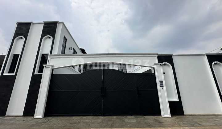  DIJUAL RUMAH MEWAH DENGAN PASIF INCOME DI VETERAN, JAKARTA SELATAN  * Luas Tanah: 960 m²  * Luas Bangunan: ± 1200 m²  * Legalitas: Sertifikat Hak Milik (SHM)  Kamar Tidur: 6 +3  KM: 9  * Listrik: 16.000 VA Harga : Rp 23 M nego