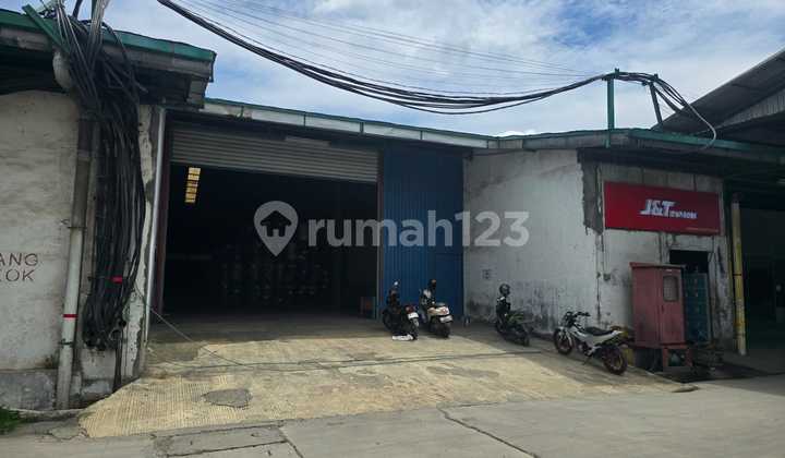 Warehouse for Rent [Jalan Bersama]. Location: Jatake Industrial Area - Tangerang. Certificate: SHGB. Land Area: 2,000 m2. Warehouse Area: 1,400 m2. Electricity for lighting only. Price: 40,000 / m2 / Month Negotiable. Total Price: 670 Million/year.