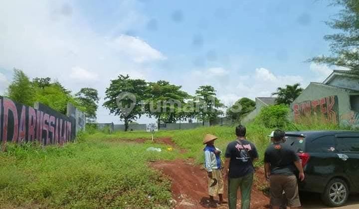 Dijual Tanah dan Bangunan di Pinggir Jalan  Lokasi di Jl. Kebayunan, Tapos, Depok, Jawa Barat 16457  Dekat Bukit Golf EMERALDA - Lt 1600m ( bangunan lama 600m)  - Akses jalan 2 muka, depan & belakang  SHM Harga 3,8  Juta /m2 Total Harga 6 M nego