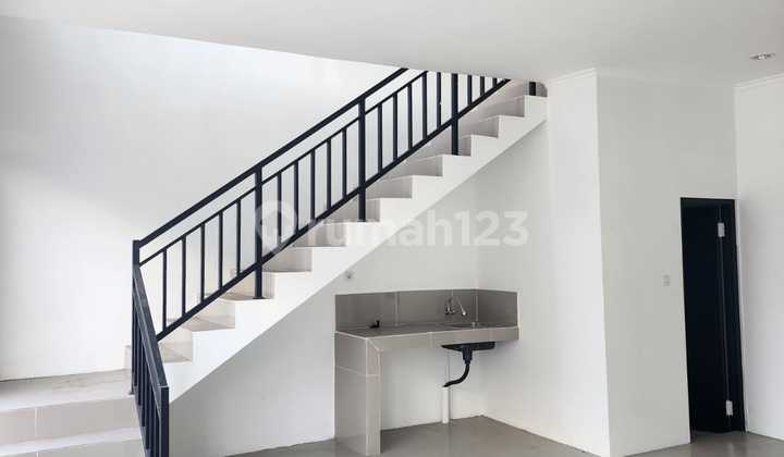 Disewa Gudang di Daan Mogot Bangunan 12 X 28 M2 (336 Meter) Tinggi Gudang 15 Meter Kamar Mandi 2 Office 2 Lantai Biaya IPL 1 Jt Deposit 50 Jt Listrik 3.500 Watt Sertifikat HGB Harga 500 Jt / Tahun Nego