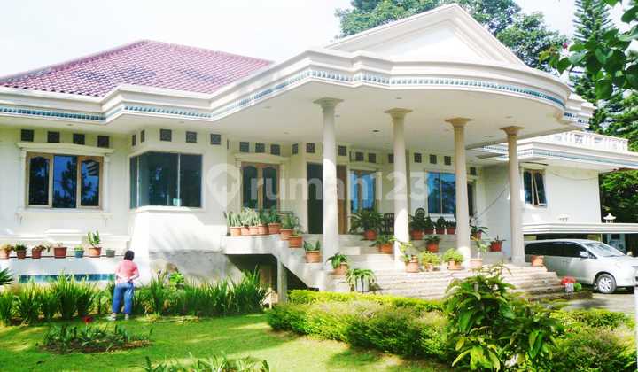 Dijual Villa Di Mega Mendung, Sebelum Pasar Cisarua, Bogor Luas Tanah +/- 1 Ha Luas Bangunan +/- 1000 M2. Tingkat 3 Lantai Kamar Tidur 12 Kamar Mandi 7 Semi Furnished Air Tanah Listrik : 2200 Watt Hadap : Selatan Surat : Shm Harga : 25m Nego