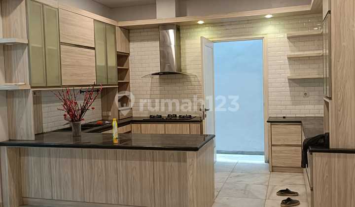 Di Jual Rumah Alam Sutera Cluster Jingga Luas Tanah 12 X 25 ( 300 M2 ) Luas Bangunan 400 M2 Tingkat 2 Lantai KT 4 + 1 ( Tiap Kamar Ada Kamar Mandi Dlm ) KM 5 + 1 Lantai Marmer, 1 Gudang, Garasi 1, Carpot 1 , Hadap Utara Harga 7.5M Nego 2