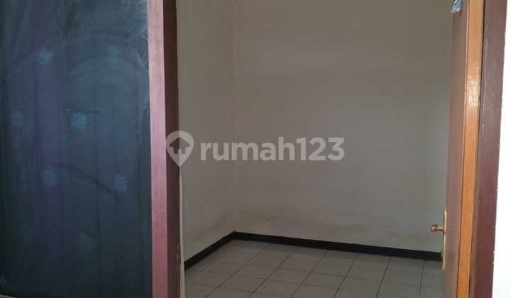 Dijual Ruko 3 Lantai Jl Samahudi Pasar Baru Jakarta Pusat Luas Tanah 370 M2 Lb 674 M2 Hadap Selatan Km 9 Lantai 1 Ex Showroom Lantai 2 Km Kost 10 Unit Lt 3 Kn Kost 12 Unit Listrik 16,500 Kw Sertifikat Hak Milik ( Ada 2 Buku SHM ) Jalan 3 Row Mobill