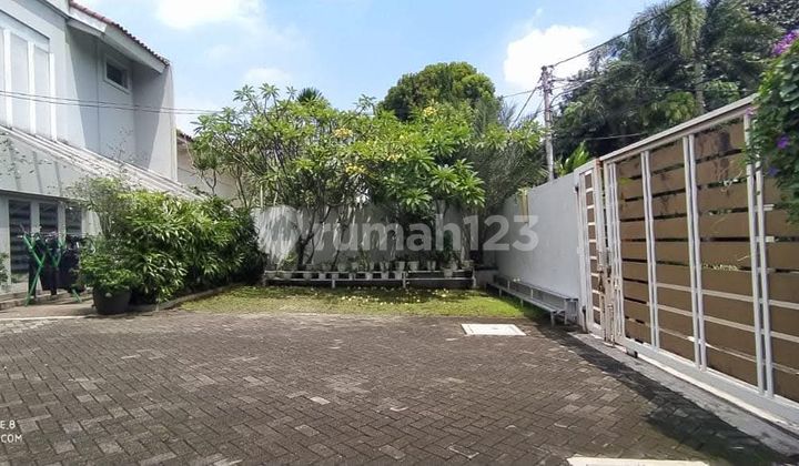 Dijual Rumah di Kawasan Menteng  Lokasi di Jl Lombok, Menteng, Jakarta Pusat   Luas tanah +/-- 800 m  (20×40m2)  Ada 4 bangunan Rumah, luasnya 1 Rumah 120 m  (atas / bawah )  KT 12 dan KM 12    Listrik 3500   SHM   Hadap Timur     Harga 125 M Nego 2