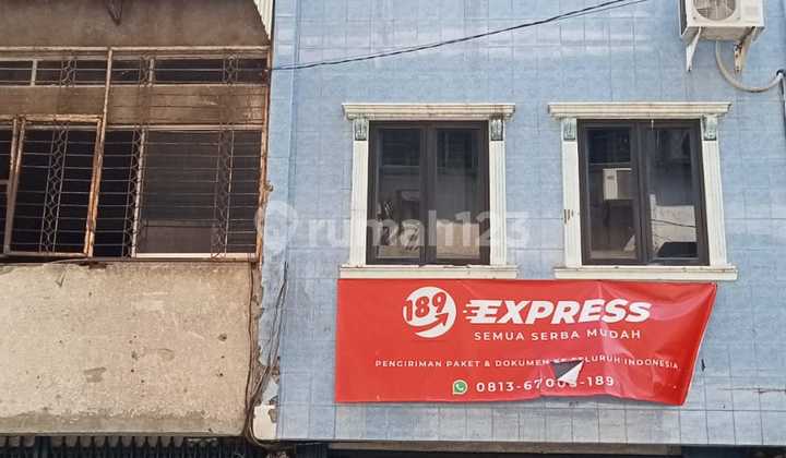 Dijual Ruko Gandeng di Bandengan Utara-Jak Ut Uk : 4,5 X 15 M (Per Unit) Gandeng 9 X 15 = 135 M2 LB Gandeng 405 M2 Bangunan 3 Lantai HGB Listrik 4400 W Hadap Timur Lantai 1 &2 Sdh Dijebol Butuh Renovasi Harga 2 Unit : Rp 4,2 M Nego