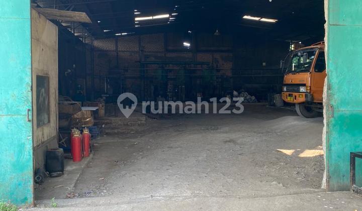 Ex-factory warehouse on Serang main road, accessible from Cikupa location, roadside. Land area: 12,560 m², building area: 3,000 m², with SHM certificate. Price starts at IDR 45 billion.