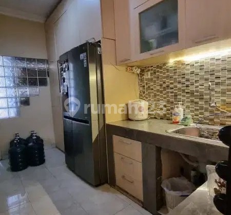 For Sale House in Intercon Kebun Jeruk, West Jakarta, Land Area 144m² (8 x 18 m²), Building Area 185m², 2 Floors, 4 Bedrooms, 3 Bathrooms, Carport Garage, Southeast Facing, Elite Complex, Quiet, Comfortable, (One Gate System), 3 Row Road, SHM Certificate, Price 5.4 Billion Negotiable. 2