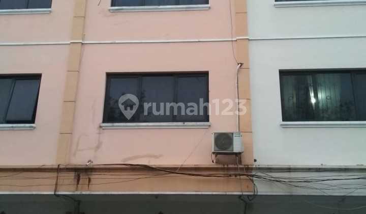 Dijual Ruko Jelambar Barat 3 Komplek Ruko 45 Sebelah Komplek Sekolah Mutiara Bangsa School. Grogol Jakarta Barat Luas Tanah 72 M² ( 4.5 X 16 M ) Luas Bangunan 288 M² Tingkat 4 Lantai Kamar Mandi Listrik 3500 Watt Harga 2.65 M Nego