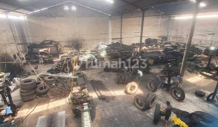 Warehouse for quick sale in Dadap Tangerang, 1500 m2 land area (43x42m2), electricity 165,000 kwh, SHM certificate, 2 floors with office, price 10 billion negotiable. Warehouse for quick sale in Dadap Tangerang, 1500 m2 land area (43x42m2), electricity 165,000 kwh, SHM certificate, 2 floors with office, price 10 billion negotiable.