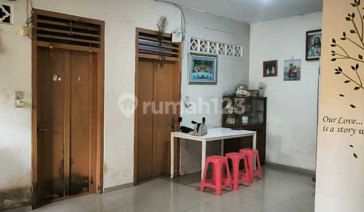 Di Jual Rumah Tingkat 1,5 Lantai di Tanah Abang 4 Jakarta Pusat LT 84M2 ( 7 X 12 )M Kt 2 + 1 Km 1 +1 , Toilet Room (Km dan Toilet Terpisah) 1.5 Lantai. Lantai Atas Ada 1 Gudang Listrik 2200 Watt Air Pam Sertifikat SHM NJOP :2.4 M Harga 2 M Nego