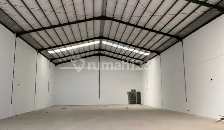 Di Jual Gudang Laksana Business Park Jl Kali Baru , Laksana Pakuhaji Tanggerang. Luas Tanah : 675M2 ( 15 X 45 M2 ) Luas Bangunan : 700M2 Listrik : 11000Watt Sertifikat : HGB Kantor Dua Lantai Toilet Ada 5 Harga 7,5 M Nego