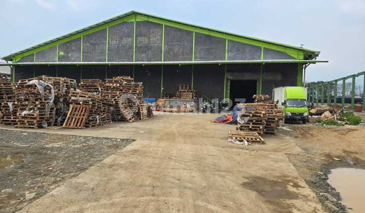 For Rent New Factory / Warehouse. Located in Bayur Industrial Area - Periuk, Tangerang City.  
- Land Area: 8,000 M2  
- Building Area: 4,794 M2  
- Electricity: Lighting  
- Price: 60,000 / M2