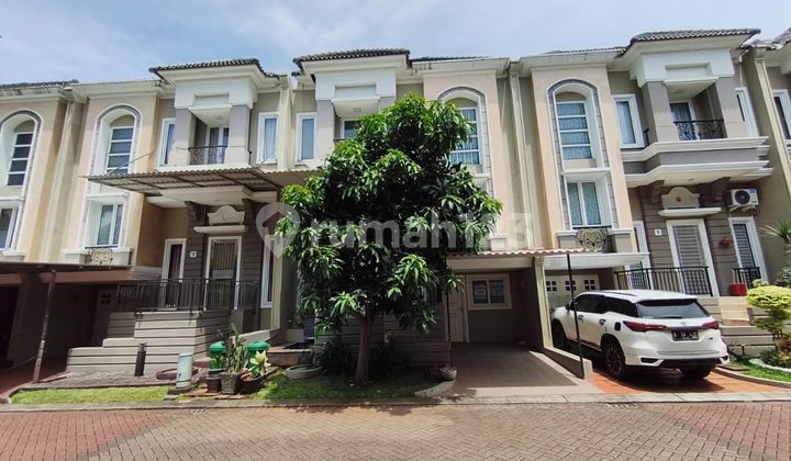Di Jual Rumah di Gading Serpong Cluster Samara Rumah Ini Posisi di Badan. Luas Tanah 8X10 M² Luas Bangunan 130M² Kamar Tidur 3 + 1 Kamar Mandi 3 + 1 SHM Semi Furnish Hadap Tenggara Kanopi Dekat Club House Harga : 2,1 M Nego