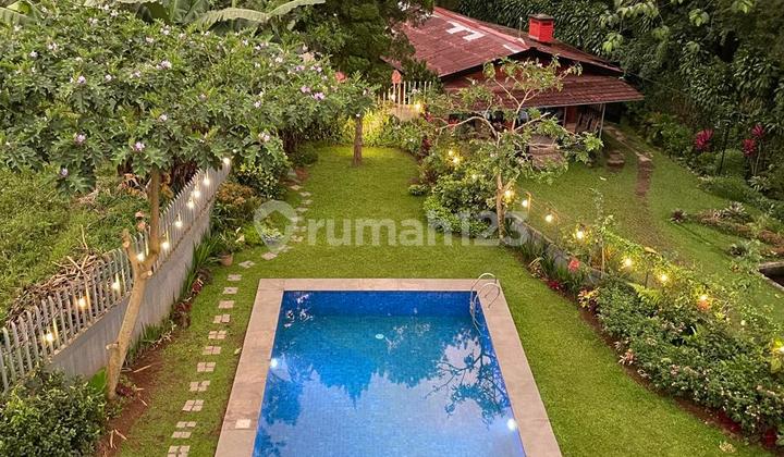 For Sale Villa in Tugu Selatan, bordering the Gunung Mas tourist area. Certificate: SHM. Land Area: 645 m². Building Area: 600 m². Electricity: 11,000 KWH. Bedrooms: 5. Bathrooms: 4. Parking: for 8 cars. Furnished Villa. Facing: East. Price 6.2B negotiable.