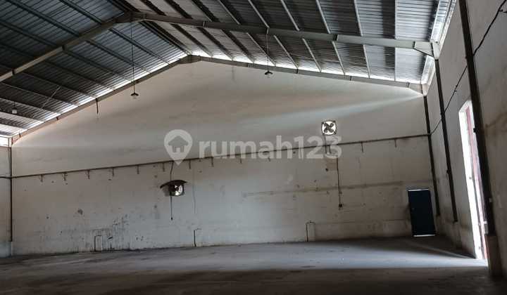 Warehouse for Sale, Ready to Use, in Mekar Jaya Industrial Area (Akong Area), Sepatan - Tangerang. Land Area: 2000 m² (32 x 63), Building Area: 1400 m², Electricity: 109 Kva, South Facing, SHM Certificate, No Flooding, Access for 40-Foot Containers. Price 13.5 Billion Negotiable.