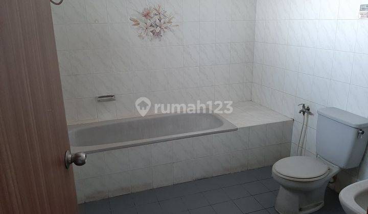 Dijual Rumah Intercon Lt : 200 M (10 X 20) Lb : ± 250 M² (2 Lantai) Kmr Tidur 3+1 Kmr Mandi 2+1 Shm Listrik Pam Cluster Timur Buka : Rp 4,65 M - Nego 1