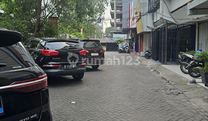 For Rent: Shop House in Sunter Danau Utara, next to Bank Artha Graha, North Jakarta. Land area 125 m2 (5 x 25 m2), building area 375 m2, 3 floors, ready to occupy. Includes 6 AC units, 2 bedrooms, 2 bathrooms, south-facing. Water supply available, parking space 10 m2. Rental price IDR 150 million/year (negotiable). 2