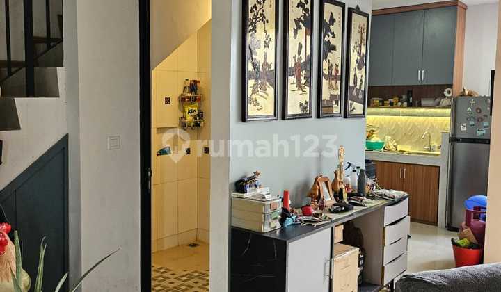 Di Jual Rumah Hoek di Citra Garden Puri Semanan Kopti Jak Bar Semi Furnish 2 Lantai Rumah Masih Baru LT 90 M2 ( 6 X 15 ) LT 110 M2 Hadap Utara Carpot 3 Mobil Kt 3 Km 2 Listrik 4400 W Siap Huni PPJB Harga 2,4 M Nego. 2